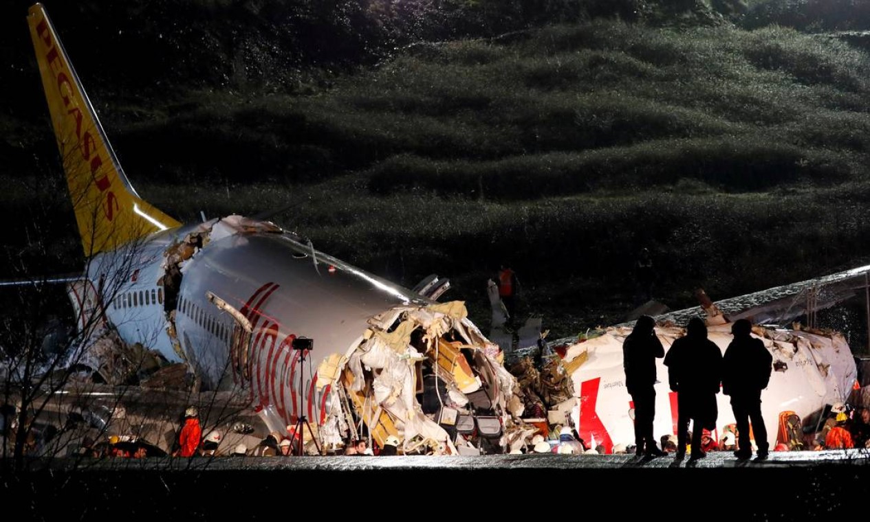 O avião com 177 passageiros e seis tripulantes a bordo se partiu em três e sofreu uma explosão depois de derrapar na pista do Aeroporto Sabiha Goksen, em Istambul, na Turquia Foto: MURAD SEZER / REUTERS