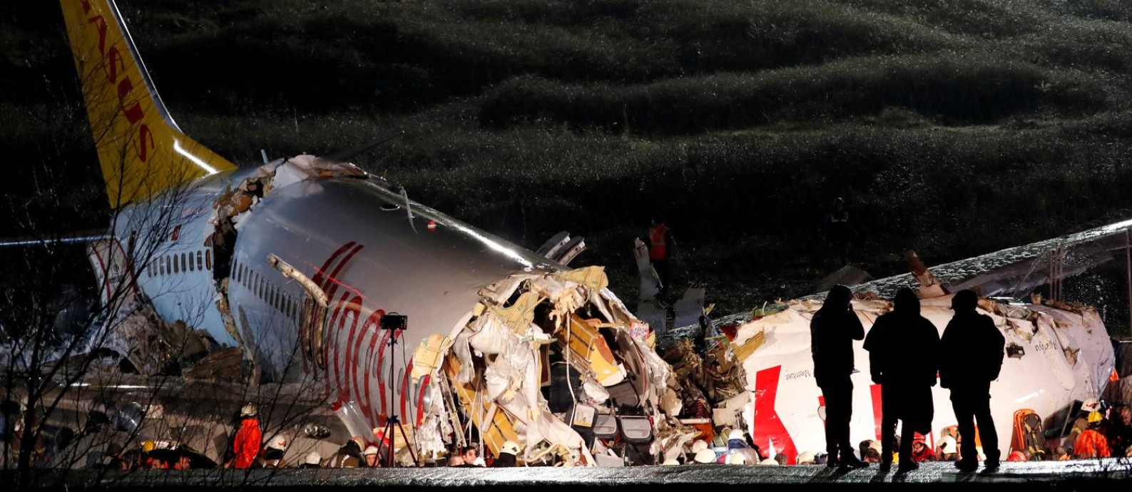 O avião com 177 passageiros e seis tripulantes a bordo se partiu em três e sofreu uma explosão depois de derrapar na pista do Aeroporto Sabiha Goksen, em Istambul, na Turquia Foto: MURAD SEZER / REUTERS