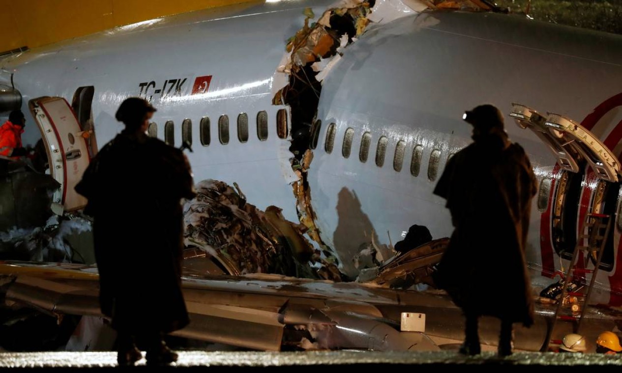 Aeronave se partiu em três pedaços depois do que o ministro de Transportes, Cahit Turhan, chamou de pouso difícil Foto: MURAD SEZER / REUTERS