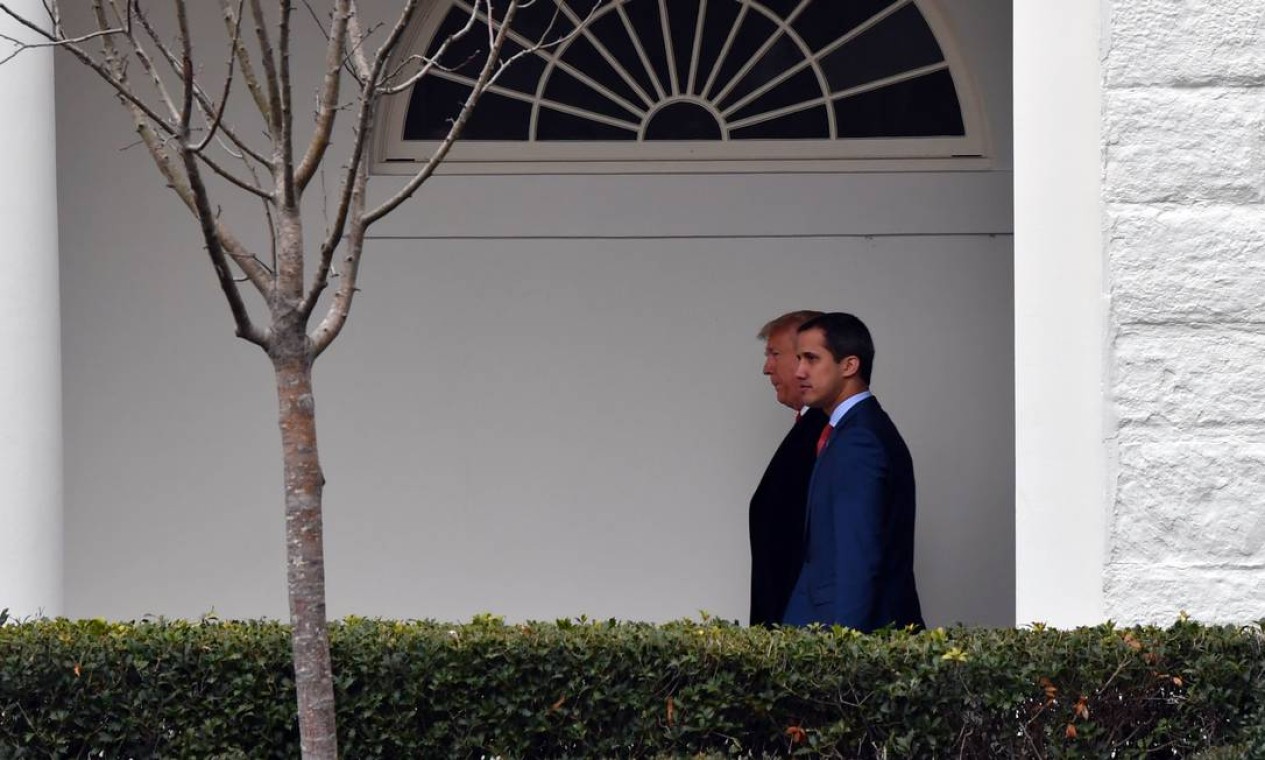 Trump caminha com Guaidó na Casa Branca Foto: NICHOLAS KAMM / AFP