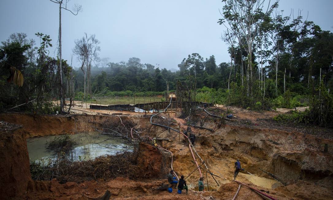 Garimpo ilegal de ouro na reserva indigena Yanomami, em Roraima Foto: Daniel Marenco / Agência O Globo