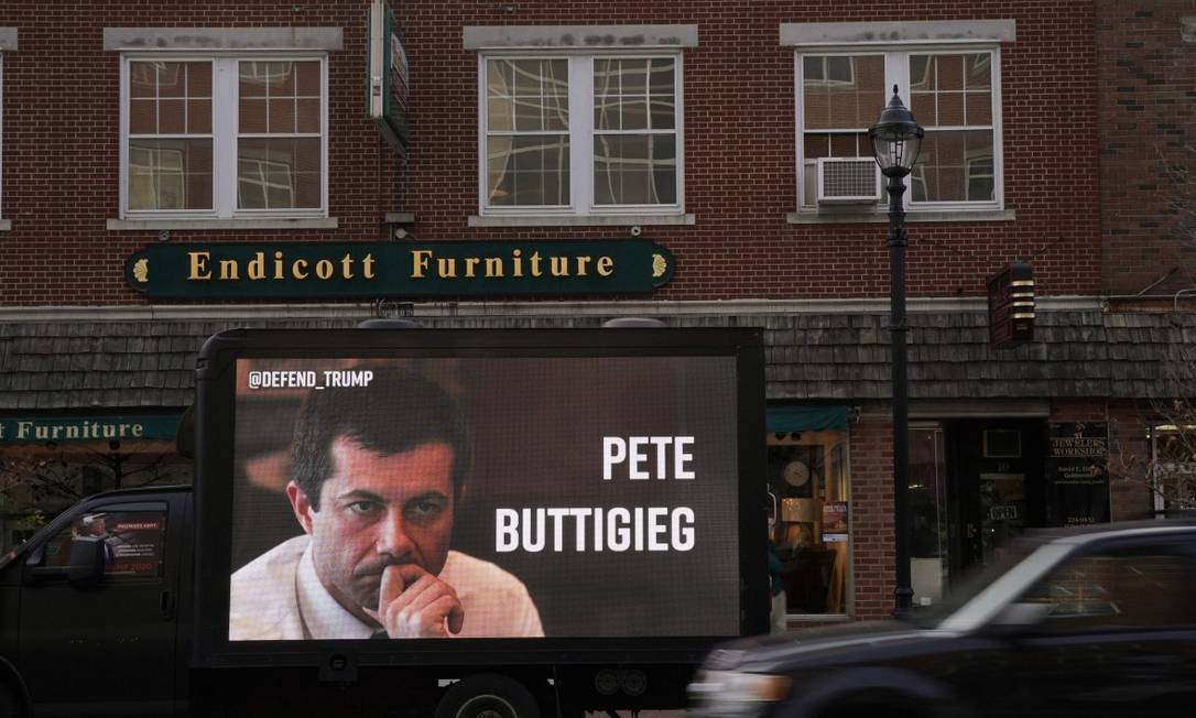Propaganda pró-Trump mostra um vídeo do ex-prefeito Pete Buttigieg em New Hampshire, palco da próxima primária democrata Foto: TIMOTHY A. CLARY / AFP
