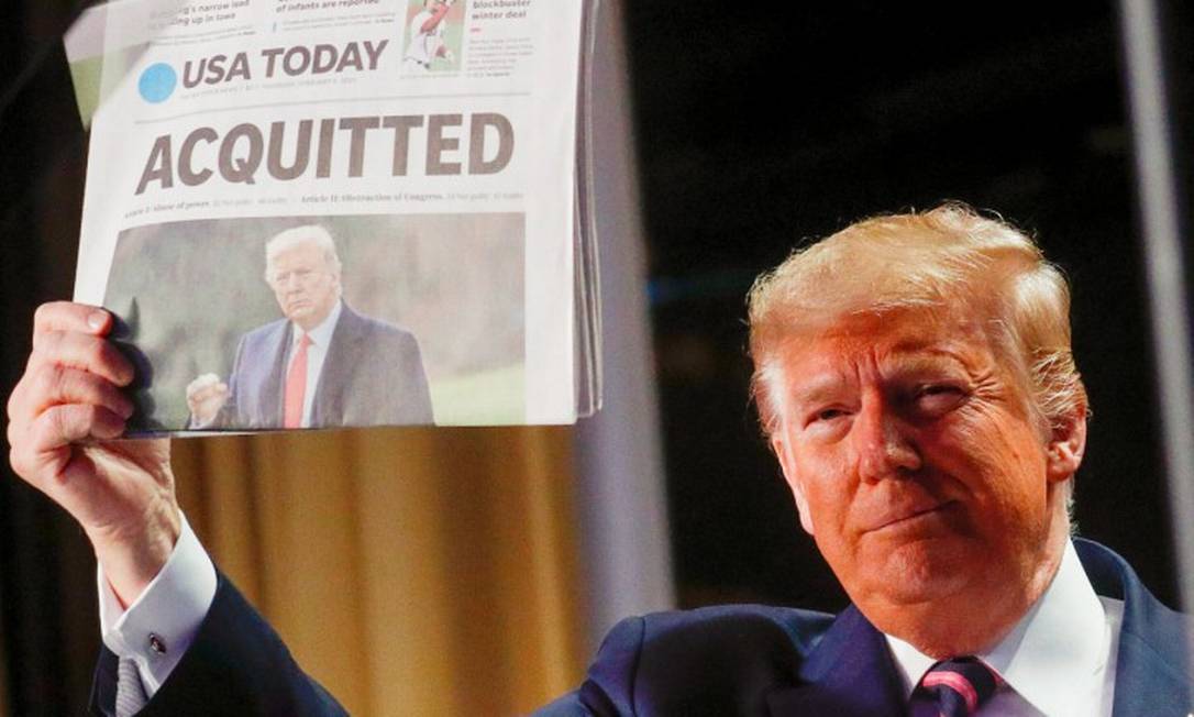 Presidente Donald Trump segura a edição do jornal USA Today, cuja manchete diz "absolvido" Foto: Leah Mills / Reuters