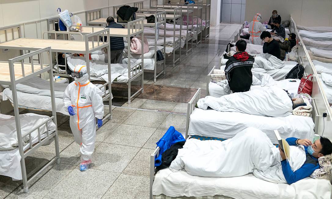 Pacientes no Centro Internacional de Conferências e Exposições de Wuhan, que foi transformado em um hospital para quarentena em massa Foto: CHINA DAILY / REUTERS