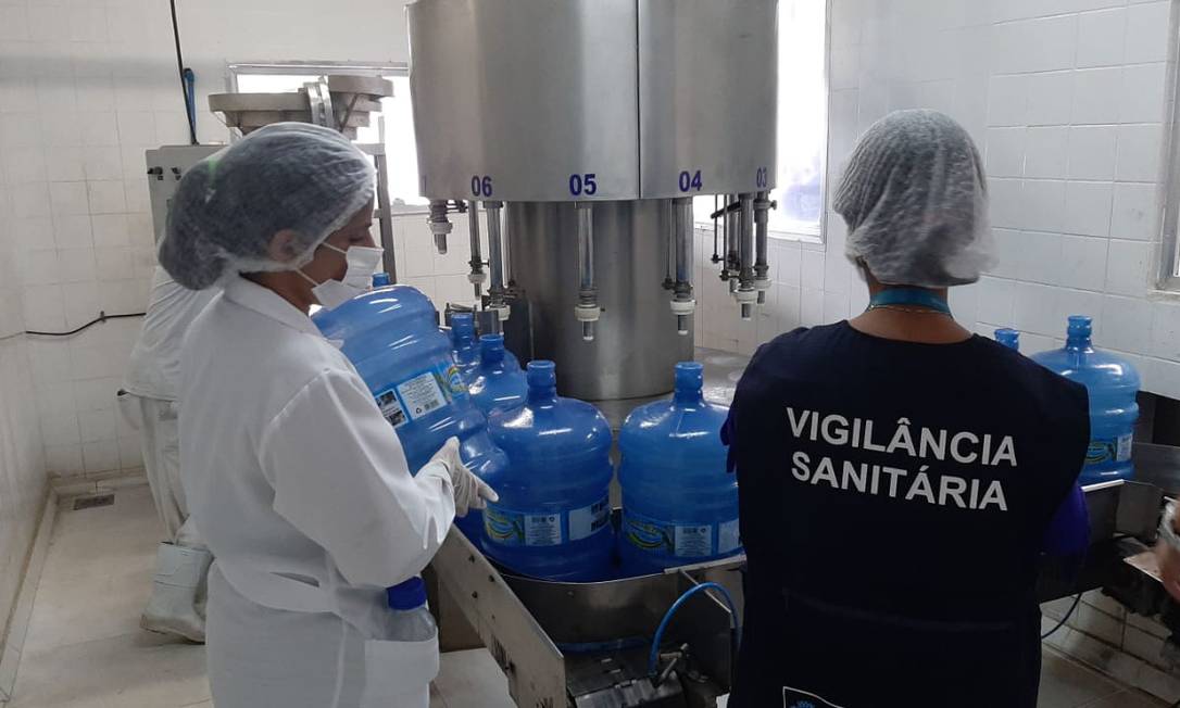 Inspeção da Vigilância Sanitária em indústria de água mineral no Rio Foto: Divulgação