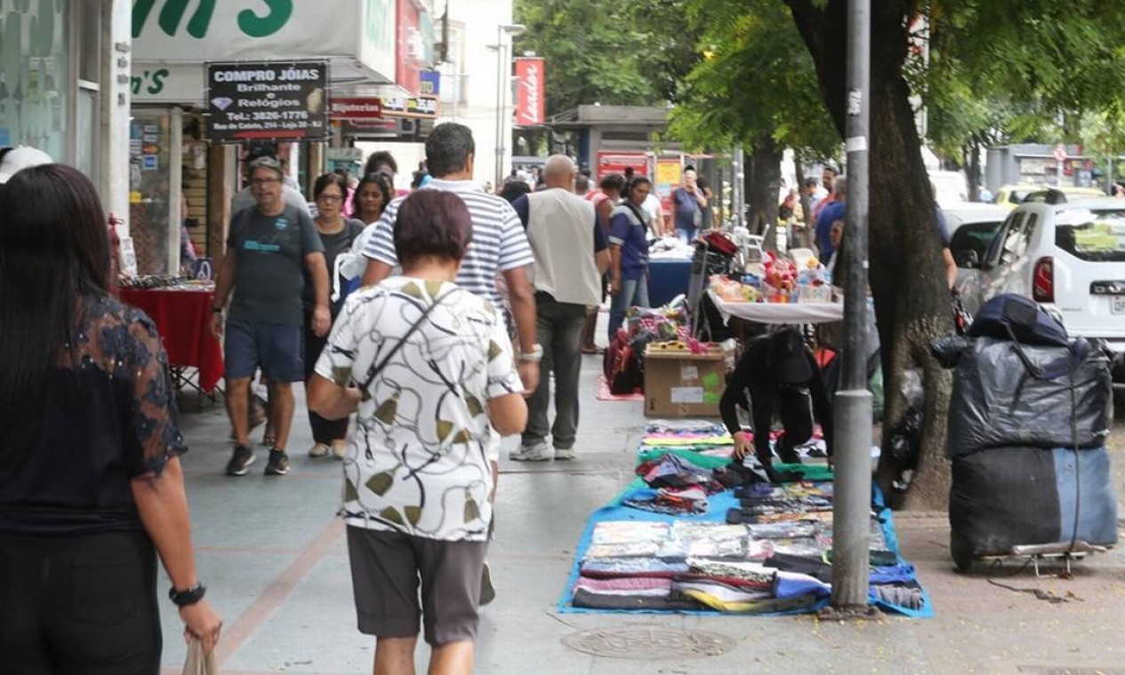 Calçadas Cada Vez Mais Lotadas: Ambulantes Se Multiplicam Em Ruas Do ...