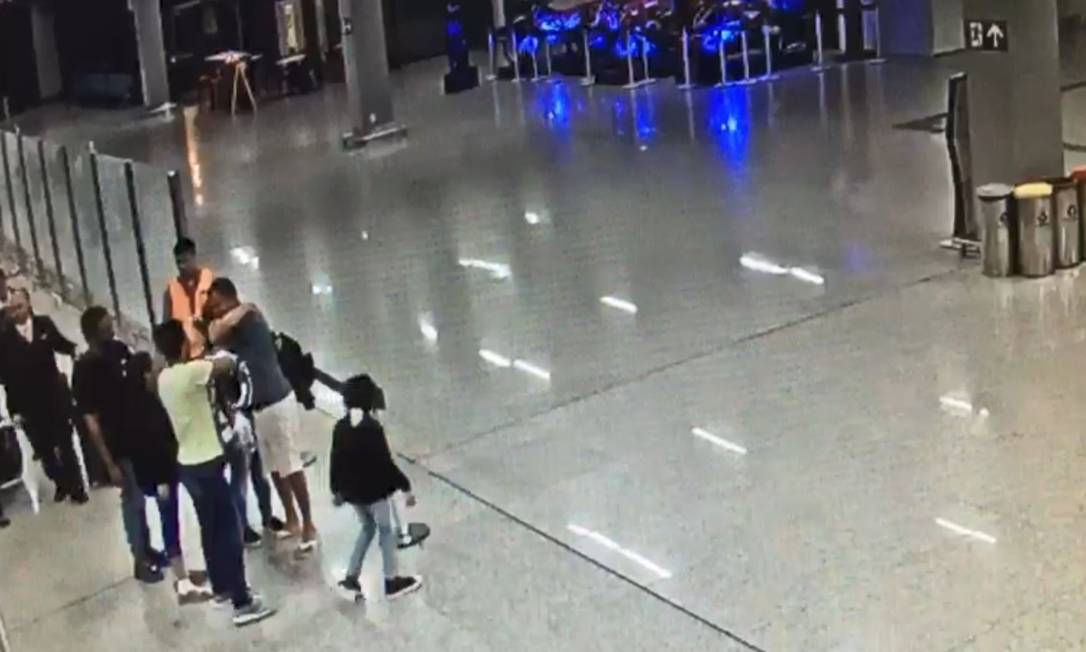 Brasileiros deportados em outubro de 2019 chegam ao aeroporto de Belo Horizonte Foto: Reprodução / .