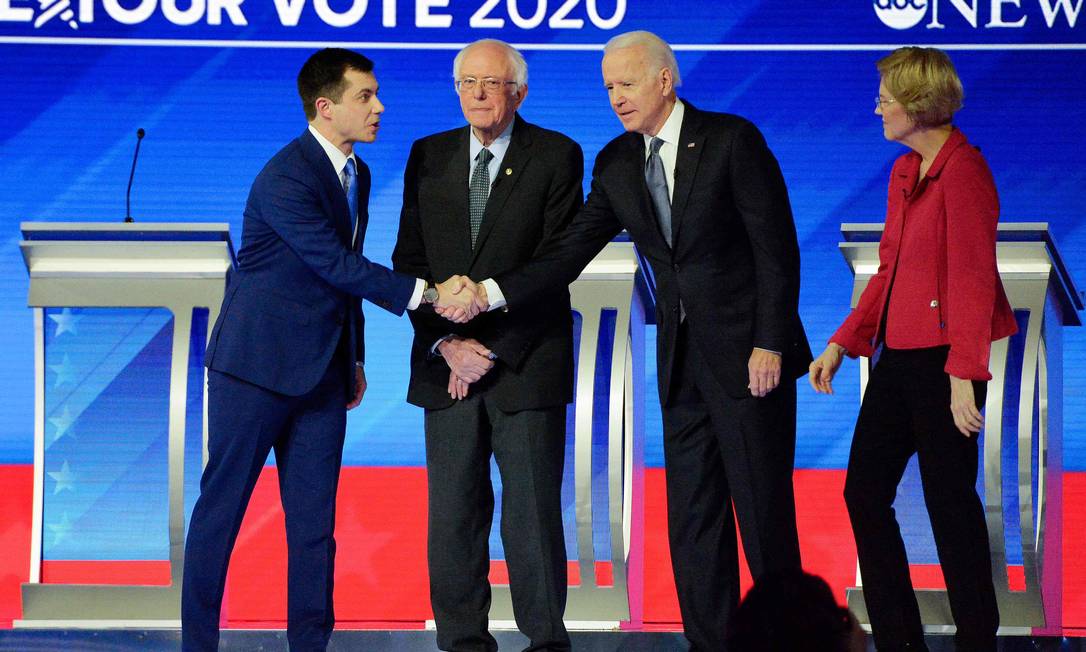 Pete Buttigieg, Bernie Sanders, Joe Biden e Elizabeth Warren, candidatos a concorrer à Presidência pelo Partido Democrata, durante debate em New Hampshire Foto: JOSEPH PREZIOSO / AFP