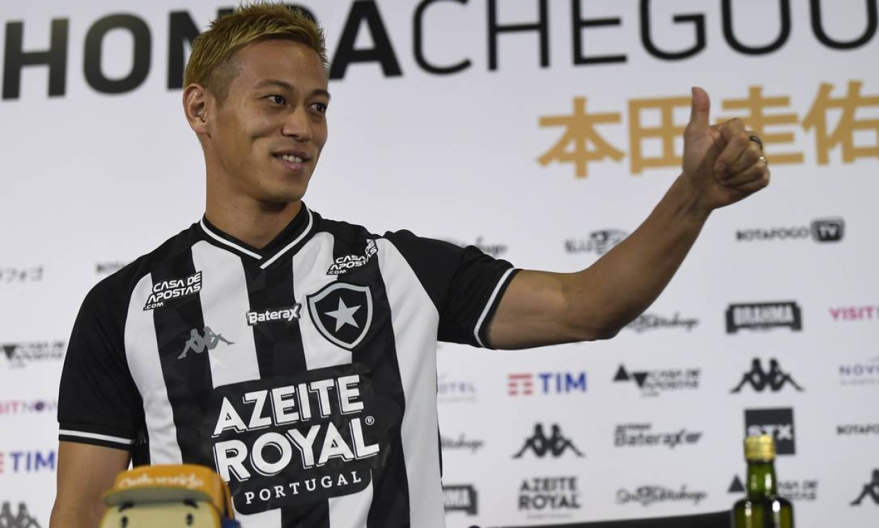 Botafogo: Repórter japonesa famosa na seleção brasileira ajudou na  apresentação de Honda