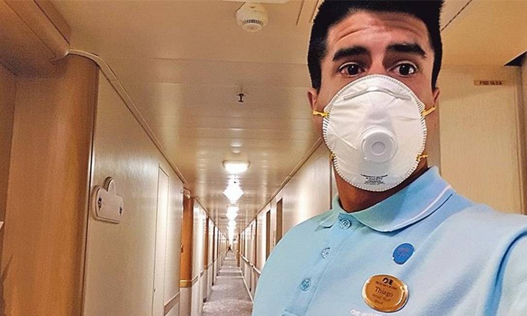 Thiago Soares em seu posto em um corredor onde ele monta guarda para manter os passageiros nas cabines Foto: Arquivo pessoal