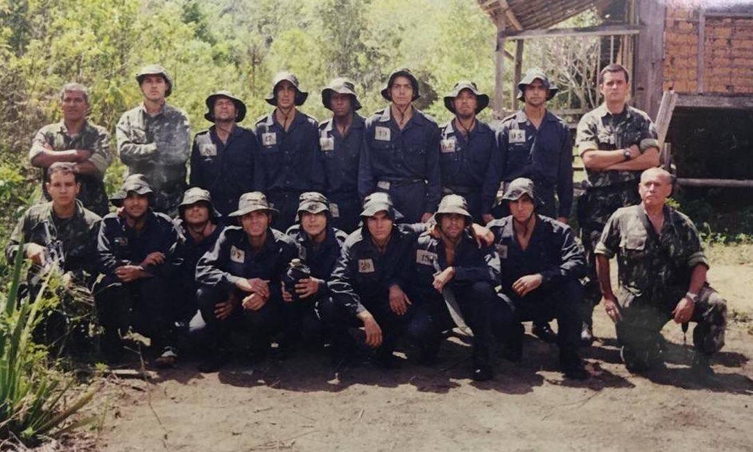 Adriano (o segundo agachado, da direita para a esquerda) na foto de formatura do curso de operações especiais Foto: Reprodução