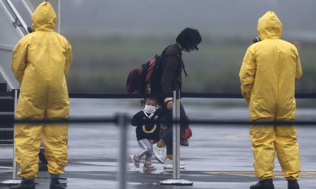Chegada dos brasileiros vindos de Wuhan, na China, à Base Aérea de Anápolis, onde ficarão em quarentena Foto: Jorge William / Agência O Globo
