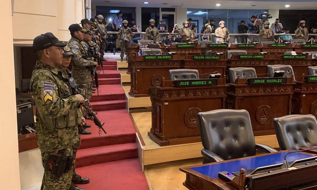 Em sessão esvaziada, militares ocupam Assembleia Legislativa de El Salvador para pressionar deputados Foto: Reprodução do Twitter