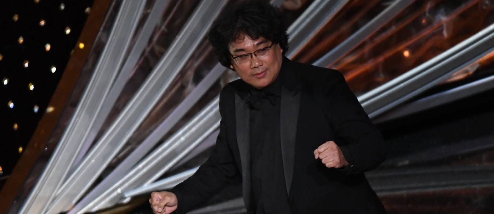 O diretor Bong Joon-ho celebra a vitória de melhor filme de 'Parasita' no Oscar 2020 Foto: MARK RALSTON / AFP