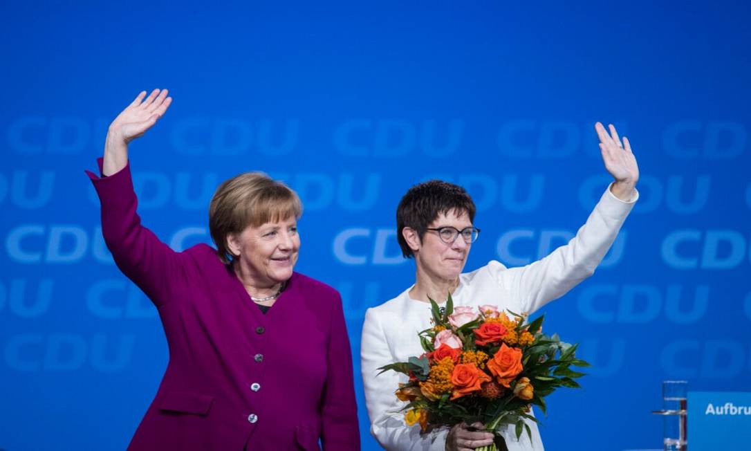 Annegret Kramp-Karrenbauer, líder da CDU, ao lado da chanceler Angela Merkel Foto: STEFANIE LOOS / AFP/26-02-2018