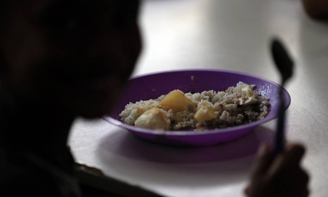 Criança almoça em creche municipal na cidade de Queimados, na Região Metropolitana do Rio Foto: Roberto Moreyra / Agência O Globo