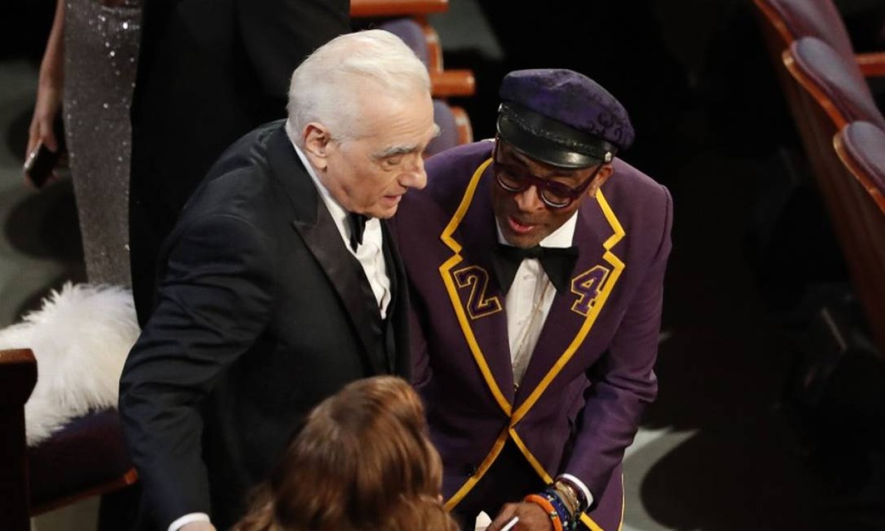 Martin Scorsese, que recebeu aplausos da Academia, motivados pelo discurso de Bong Joon-Ho, ao lado de Spike Lee com sua roupa em homenagem a Kobe Bryant Foto: MARIO ANZUONI / REUTERS