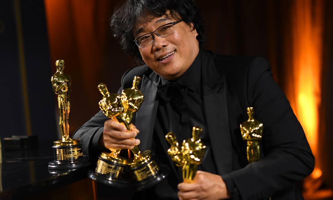 O diretor Bong Joon Ho com os Oscars vencidos por 'Parasita' Foto: VALERIE MACON / AFP