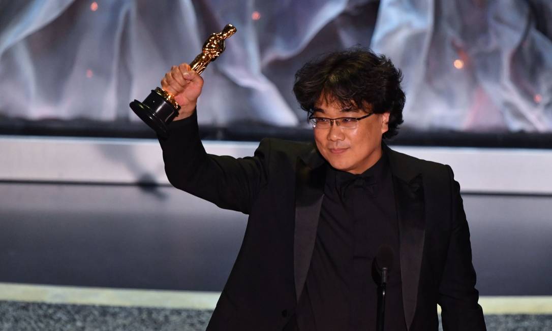 Diretor Bong Joon-ho, recebendo um de seus quatro Oscars Foto: MARK RALSTON / AFP / 09-02-2020