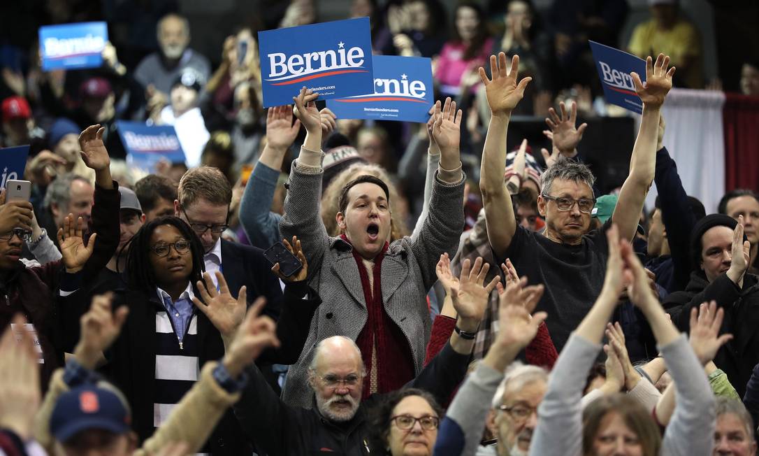 Apoiadores de Bernie Sanders gritam pelo deputado durante evento em Rindge, New Hampshire Foto: Joe Raedle / AFP