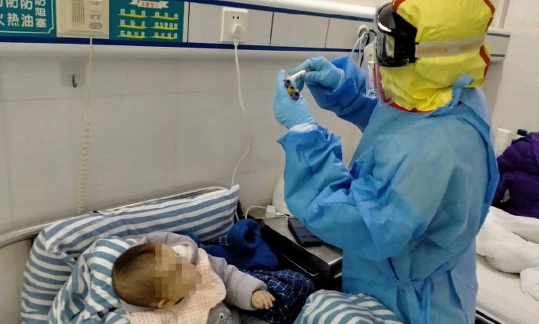 Bebê de sete meses recebe alta após tratamento contra coronavírus na China. Foto: Reprodução / Twitter