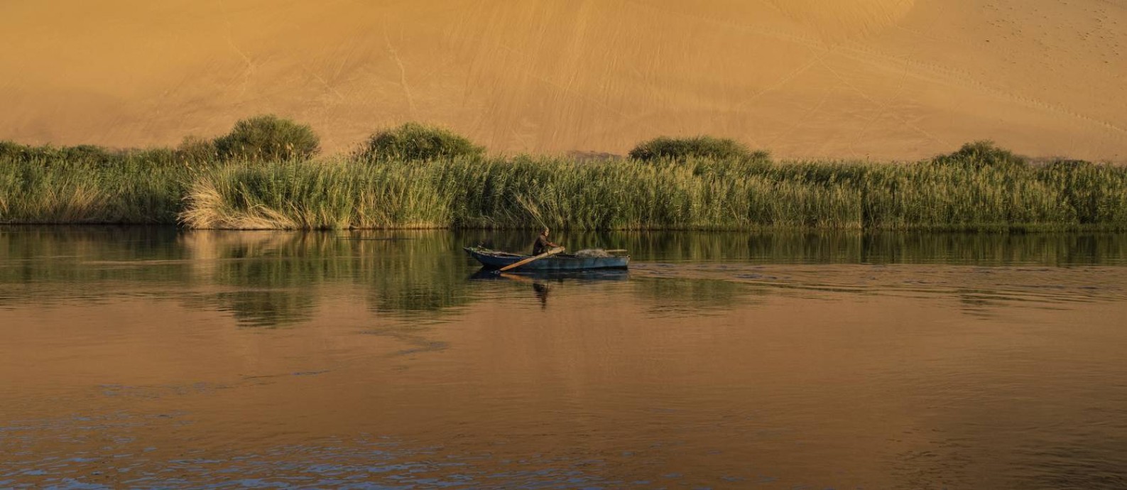 O pescador Abdel Halim Abdel Aziz no Rio Nilo, em Aswan, Egito. Foto: LAURA BOUSHNAK / NYT