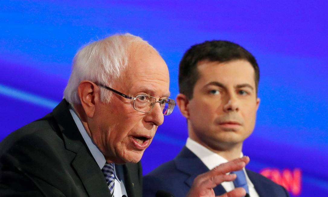 Bernie Sanders e Pete Buttigieg durante o debate em Des Moines, Iowa Foto: Shannon Stapleton / REUTERS