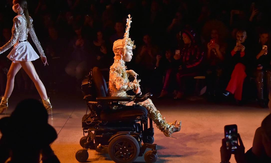 Jillian Mercado na passarela da The Blonds Foto: Theo Wargo / Getty Images for NYFW: The Shows