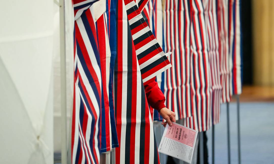 Eleitor vota nas primárias de New Hampshire, nesta terça Foto: MATTHEW CAVANAUGH / AFP
