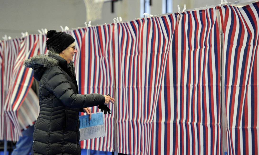 Mulher vota nas primárias democratas em Concord, New Hampshire Foto: JOSEPH PREZIOSO / AFP