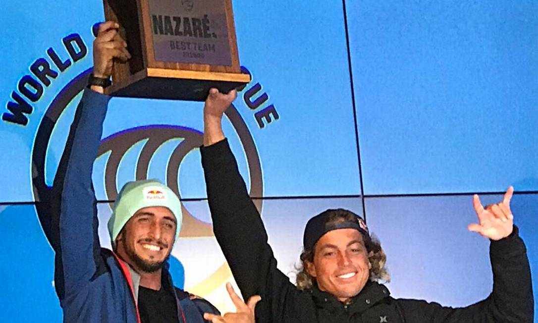 Lucas Chumbo (à esquerda) e Kai Lenny levantam o troféu do mundial de ondas grandes Foto: Divulgação