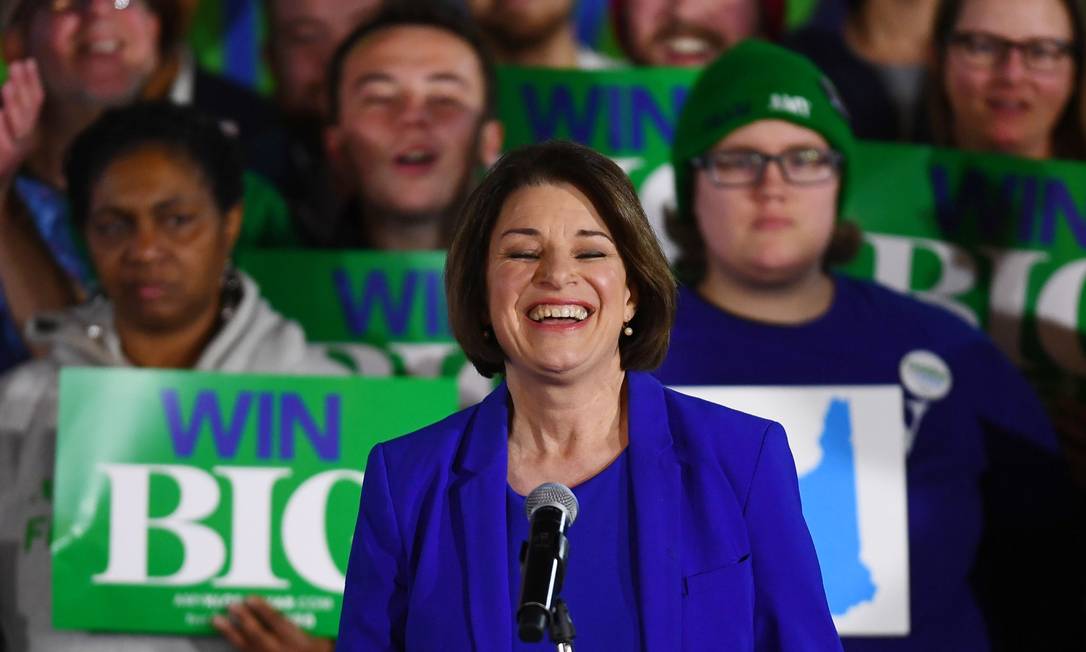 A candidata democrata Amy Klobuchar, senadora de Minnesota, ri enquanto discursa em New Hampshire Foto: GRETCHEN ERTL / REUTERS/ 11-02-2020