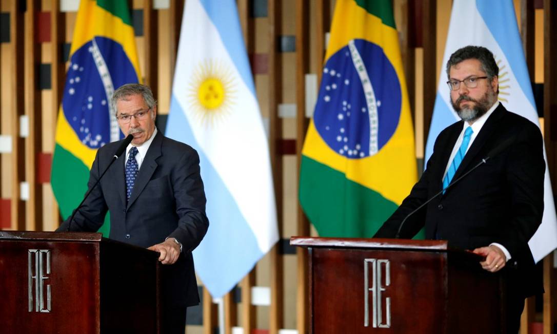 Chanceler argentino Felipe Solá, ao lado do ministro de Relações Exteriores do Brasil, Ernesto Araújo Foto: ADRIANO MACHADO / REUTERS