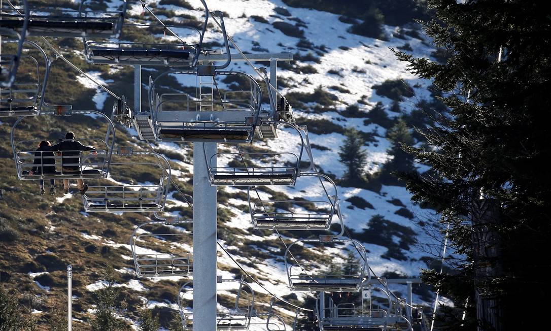 Falta de neve fecha resorts na França e decepciona esquiadores. Confira as  imagens - Jornal O Globo