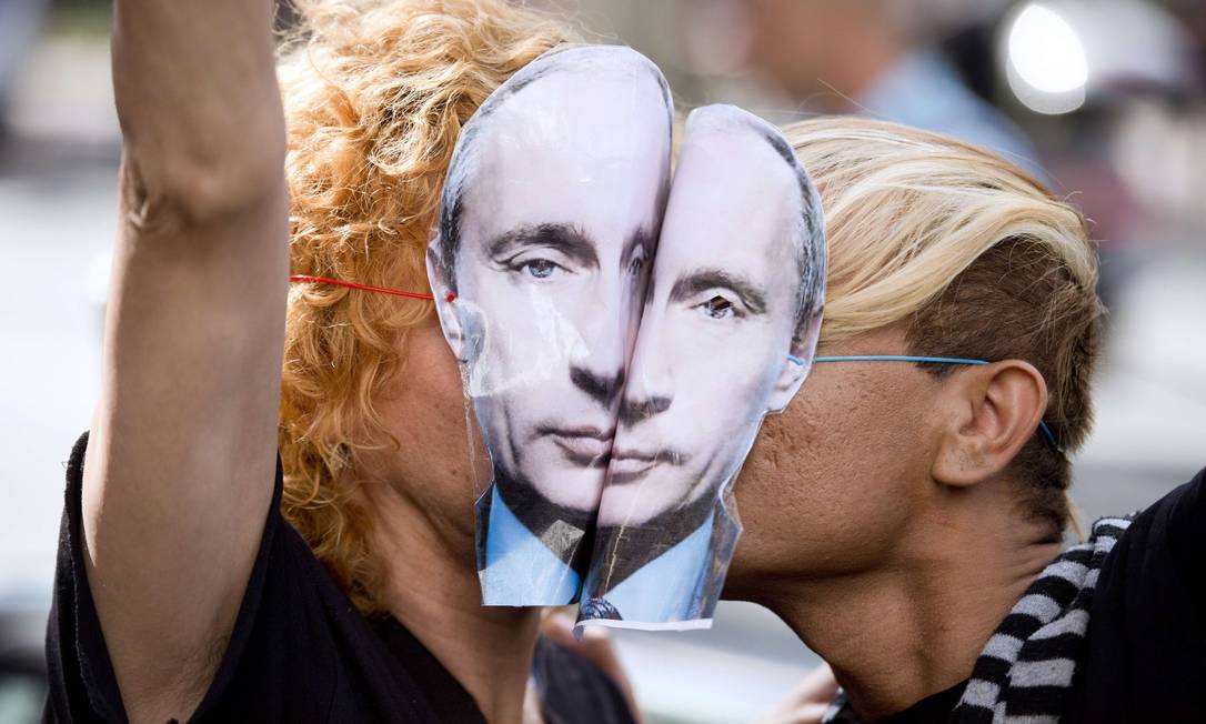 Ativistas LGBTI se beijam em protesto contra Putin em Paris Foto: LIONEL BONAVENTURE / AFP/ 09-09-2013