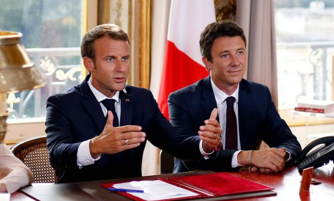 Presidente Emmanuel Macron ao lado de seu então porta-voz Benjamin Griveaux, durante gravação no Palácio do Eliseu Foto: Thibault Camus / AFP / 05-09-2018