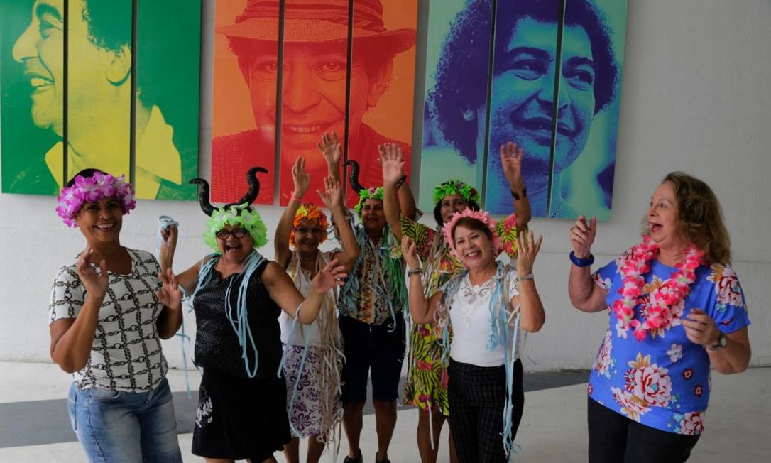 Formado por mulheres da terceira idade, grupo se reúne em shows e peças de teatro do centro cultural Foto: Agência O Globo / Antônio Scorza