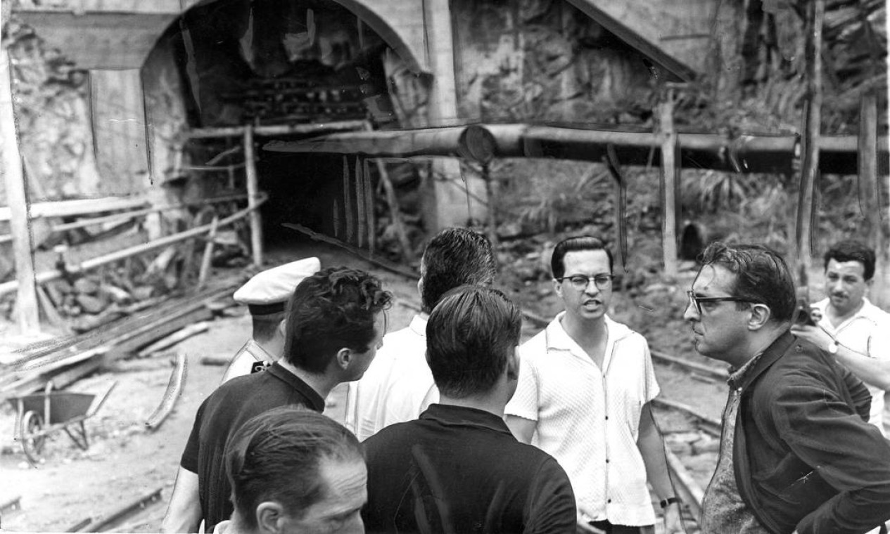 Carlos Lacerda, então governador do estado da Guanabara, visita a construção da adutora do Guandu, no trecho Lameirão, em janeiro de 1964 Foto: Arquivo / Agência O Globo - 23/01/1964