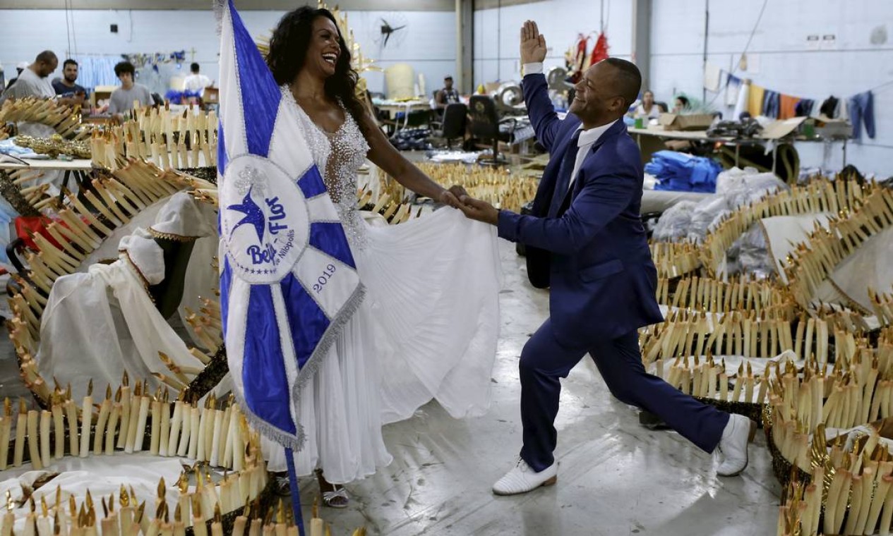 Selminha Sorriso e Claudinho completam bodas de prata como mestre-sala e  porta-bandeira da Beija-Flor - Jornal O Globo
