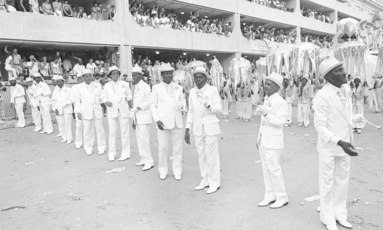 Comissão de frente formada pela Velha Guarda em desfile da Portela no carnaval de 1984 Foto: Cezar Loureiro / Agência O Globo