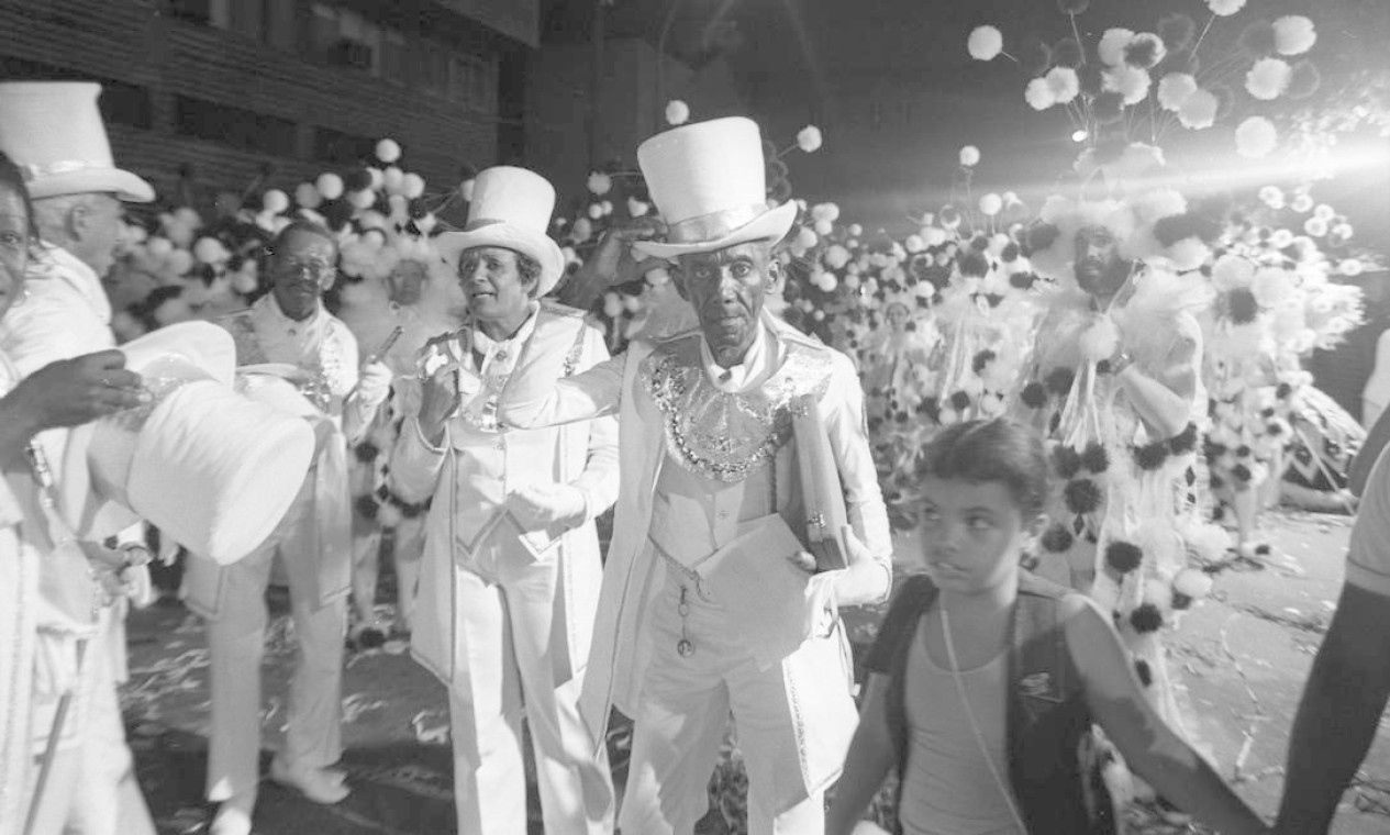 Em março de 1979, na entrega do Estandarte de Ouro à Velha Guarda da Portela, eleita a melhor ala do carnaval Foto: Arquivo / Agência O Globo