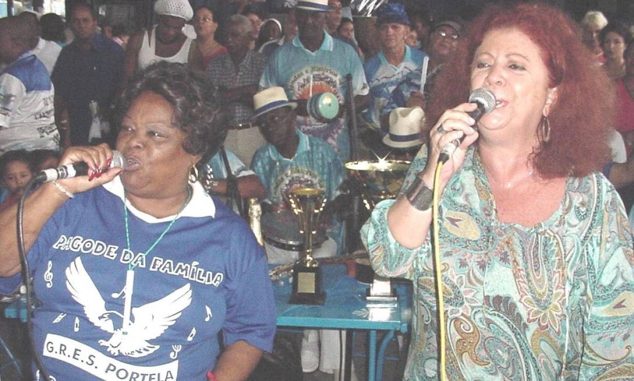 Tia Surica e Beth Carvalho em apresentação em 2004 Foto: Elisa Fernandes / Divulgação