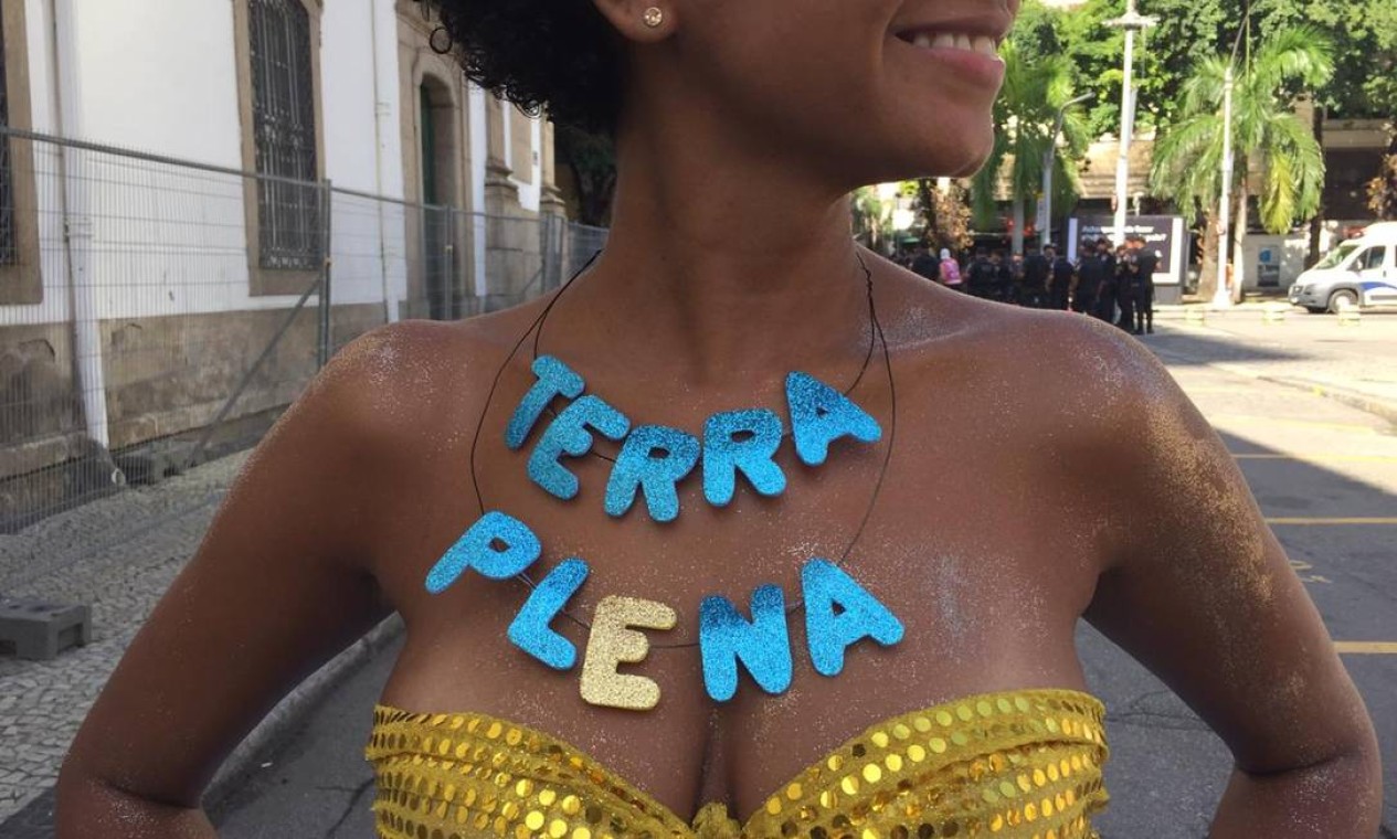 Fantasia chamou a atenção do público, que aproveita até para fazer uma selfie Foto: Ana Branco/Agência O Globo / Ana Branco/Agência O Globo