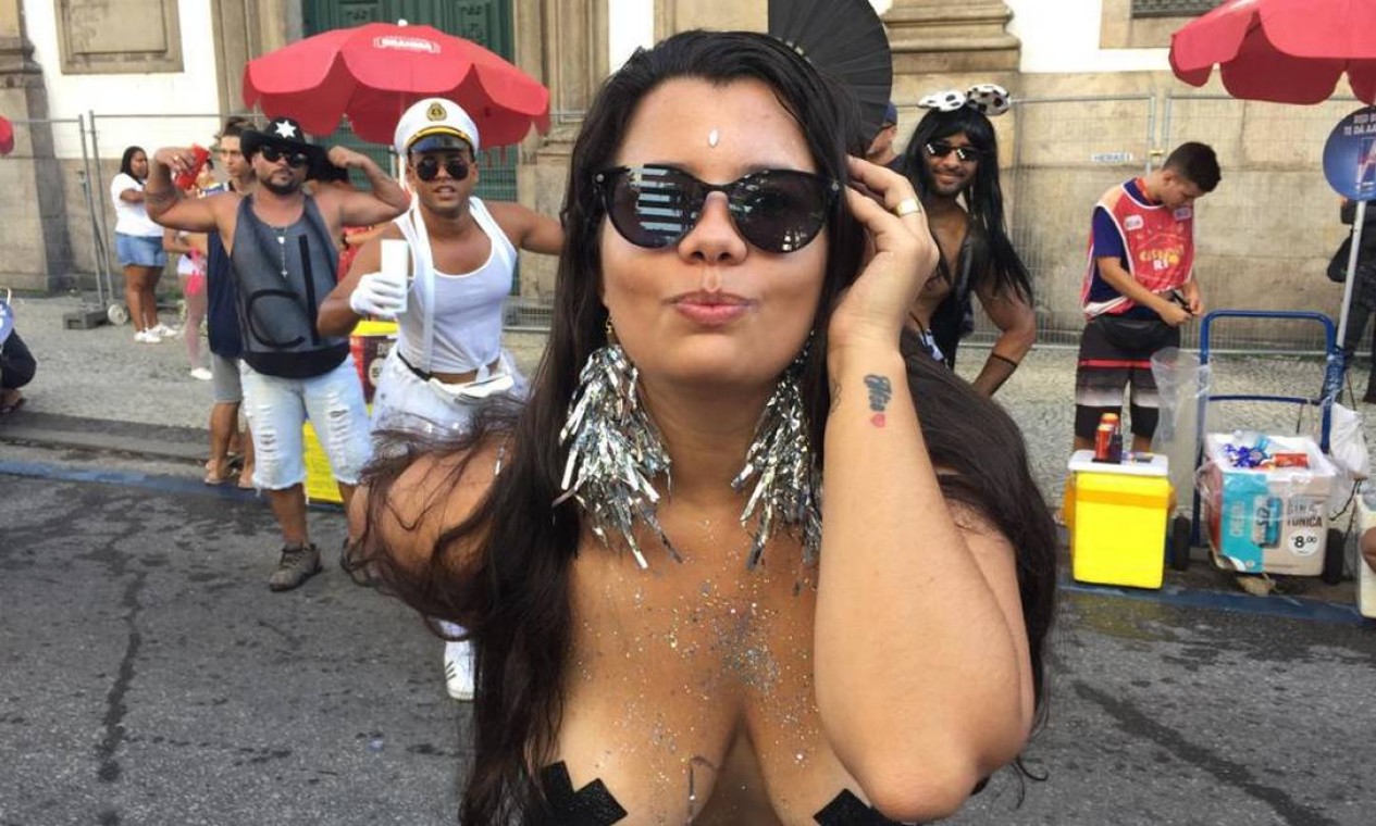 A jovem Lohana Amaral: foliona de peito aberto para a tendência do carnaval de rua de 2020 Foto: Ana Branco/Agência O Globo / Ana Branco/Agência O Globo