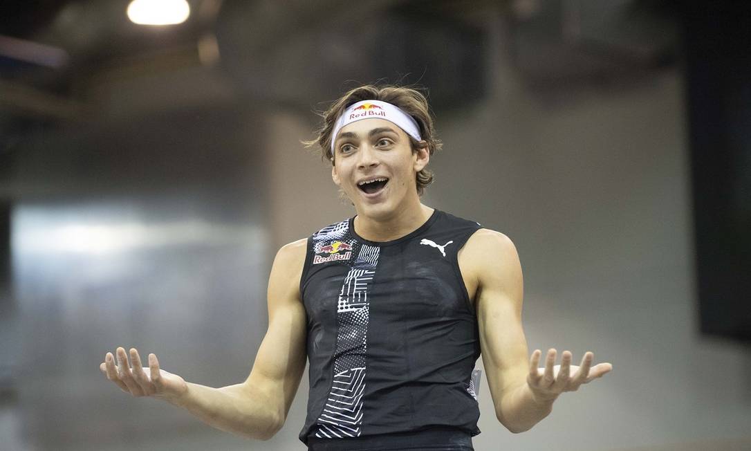 Armand Duplantis quebra recorde e é campeão mundial de salto com vara