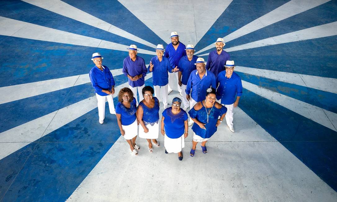 Os 12 integrantes da Velha Guarda da Portela: escola prepara festa de 50 anos na quadra, em Madureira Foto: Leo Aversa
