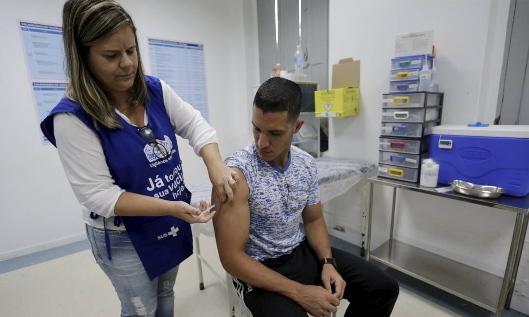 O auxiliar administrativo Josué Fontes, de 26 anos, tomou a segunda dose da vacina contra sarampo Foto: MARCELO THEOBALD / Agência O Globo