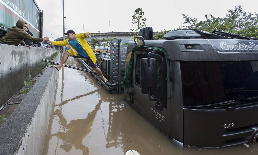 Alagamento com chuva em São Paulo no início de fevereiro: na Marginal Tietê, água chegou à boleia de caminhões Foto: Edilson Dantas / Agência O Globo