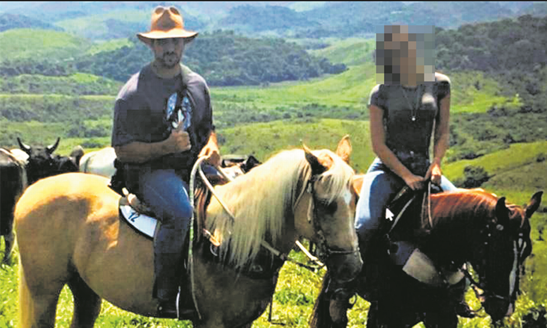 Adriano da Nóbrega e Júlia em uma fazenda Bahia: casal tentava manter aparência de família normal Foto: Arquivo pessoal