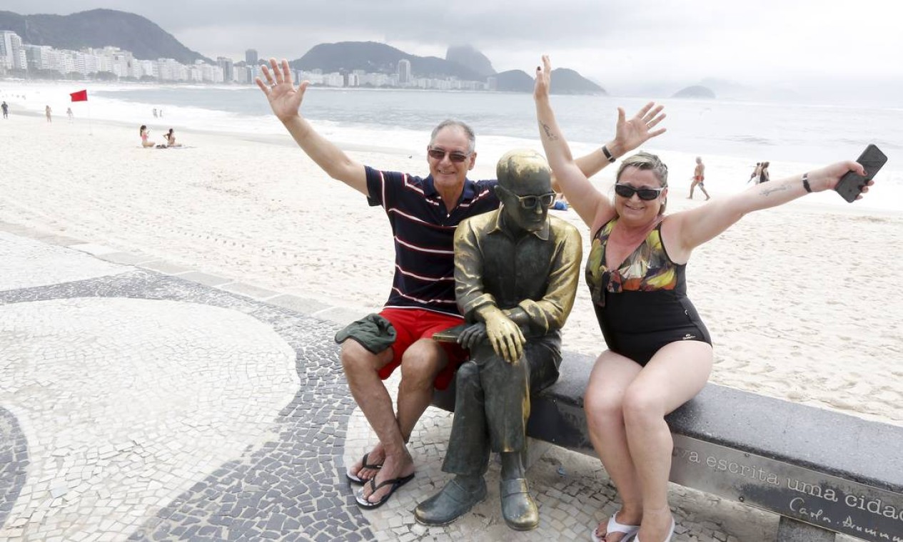 Turistas em Copacabana: uruguaios Julio Perreira e Ana Urrestarazu tiram foto em Copacabana Foto: Guilherme Pinto / Agência O Globo